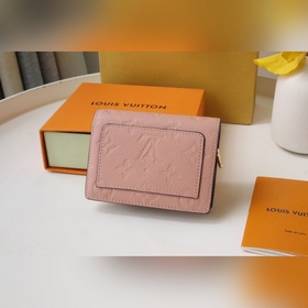 Кошелек Cléa изготовлен из мягкой кожи Monogram Empreinte с тисне