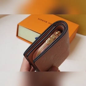 Кошелек Cléa изготовлен из мягкой кожи Monogram Empreinte с тисне