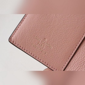 Кошелек Cléa изготовлен из мягкой кожи Monogram Empreinte с тисне