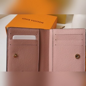 Кошелек Cléa изготовлен из мягкой кожи Monogram Empreinte с тисне