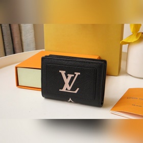 Этот кошелек Cléa изготовлен из мягкой кожи Monogram Empreinte с