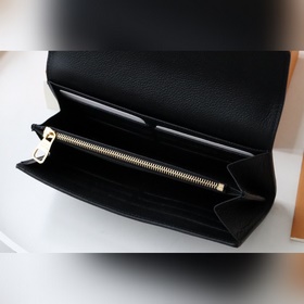 Этот кошелек на молниизготовлен из двухцветной кожи Monogram Empr