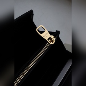 Этот кошелек на молниизготовлен из двухцветной кожи Monogram Empr