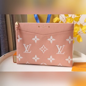Эта сумка Daily из мягкой кожи Monogram Empreinte с классическим