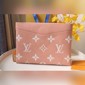 Эта сумка Daily из мягкой кожи Monogram Empreinte с классическим