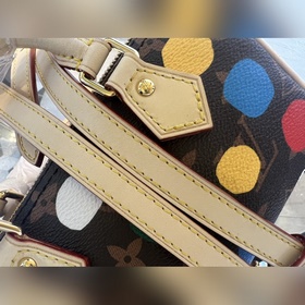 M81979. (В горошек) Эта сумка LV x YK Nano Speedy из коллаборацио