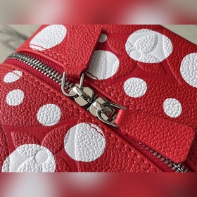 Высококачественная подделка M21779. Эта сумка LV x YK Square из к
