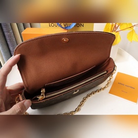 Старение Сумка Ivy WOC из ткани Monogram сочетает в себе классиче