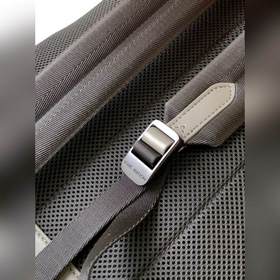 Эксклюзивная модель M46105 Racer с двумя плечевыми ремнямиз кожи 