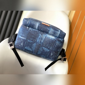 N50060 Рюкзак Discovery из этой коллекциизготовлен из классическо