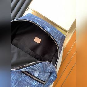 N50060 Рюкзак Discovery из этой коллекциизготовлен из классическо