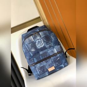 N50060 Рюкзак Discovery из этой коллекциизготовлен из классическо