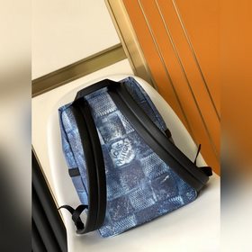N50060 Рюкзак Discovery из этой коллекциизготовлен из классическо