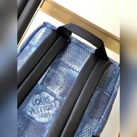 N50060 Рюкзак Discovery из этой коллекциизготовлен из классическо