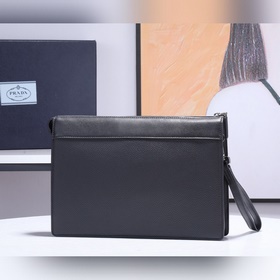 Новая модель мужской сумки из кожи Saffiano, доступна в магазинах