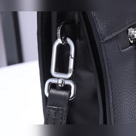Новая модель мужской сумки из кожи Saffiano, доступна в магазинах