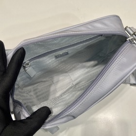 Новая модель 1BC167 Эта прямоугольная сумка через плечо имеет ком