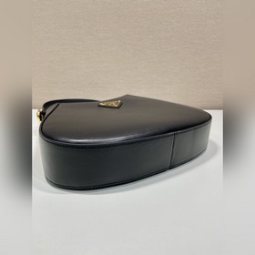 Новая модель Cleo1BC179 Эта сумка через плечо изготовлена из импо