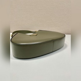 Новая модель Cleo1BC179 Эта сумка через плечо изготовлена из импо