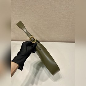 Новая модель Cleo1BC179 Эта сумка через плечо изготовлена из импо