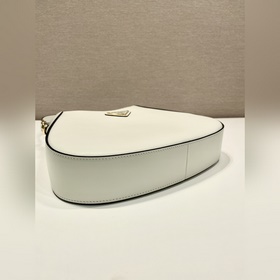 Новая модель Cleo1BC179 Эта сумка через плечо изготовлена из импо