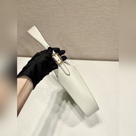 Новая модель Cleo1BC179 Эта сумка через плечо изготовлена из импо