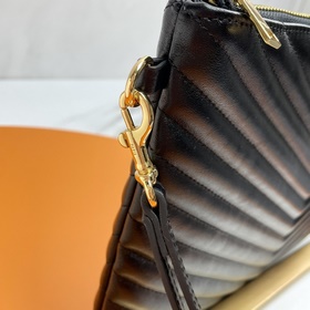 Сумка Saint Laurent 30 см Сумка Saint Laurent с узором из нескол