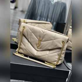 Изготовлено из 100% кожи ягненка, мягкое и нежное на ощупь, созда