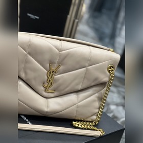 Изготовлено из 100% кожи ягненка, мягкое и нежное на ощупь, созда
