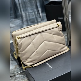 Изготовлено из 100% кожи ягненка, мягкое и нежное на ощупь, созда