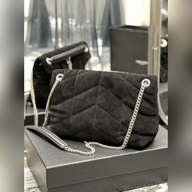 Изготовлена из 100% кожи ягненка, мягкая и нежная на ощупь, созда