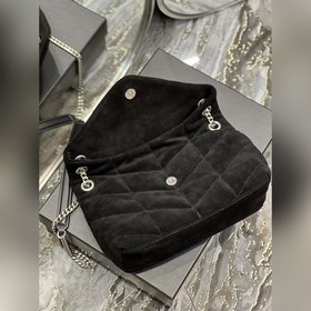Изготовлена из 100% кожи ягненка, мягкая и нежная на ощупь, созда