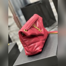 Изготовлено из 100% овечьей кожи, мягкое и нежное на ощупь, созда