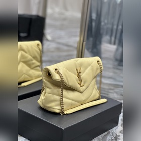 Изготовлена из 100% кожи ягненка, мягкая и нежная на ощупь, созда