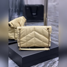 Изготовлена из 100% кожи ягненка, мягкая и нежная на ощупь, созда