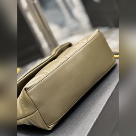 Изготовлено из 100% кожи ягненка, мягкое и нежное на ощупь, созда