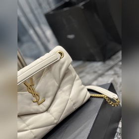 Изготовлено из 100% кожи ягненка, мягкое и нежное на ощупь, созда