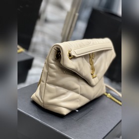 Изготовлено из 100% кожи ягненка, мягкое и нежное на ощупь, созда