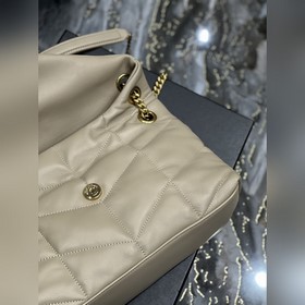 Изготовлено из 100% кожи ягненка, мягкое и нежное на ощупь, созда