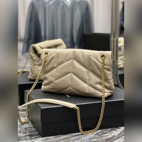 Изготовлено из 100% кожи ягненка, мягкое и нежное на ощупь, созда