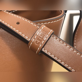 Новинки весны и лета | CUIR TRIOMPHE Маленькая сумка-бакет из гла