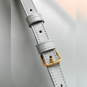 Новые цвета зимы | CUIR TRIOMPHE Маленькая сумка-бакет из гладкой