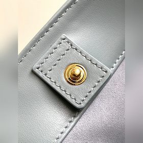 Новые цвета зимы | CUIR TRIOMPHE Маленькая сумка-бакет из гладкой