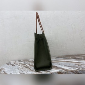 17 x 14 x 6 дюймов (43 x 35 x 15 см) Ткань/кожа Подкладка： ткань 