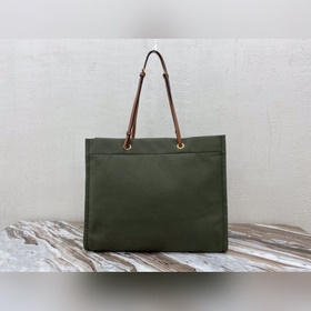17 x 14 x 6 дюймов (43 x 35 x 15 см) Ткань/кожа Подкладка： ткань 
