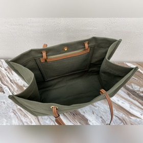 17 x 14 x 6 дюймов (43 x 35 x 15 см) Ткань/кожа Подкладка： ткань 