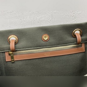 17 x 14 x 6 дюймов (43 x 35 x 15 см) Ткань/кожа Подкладка： ткань 