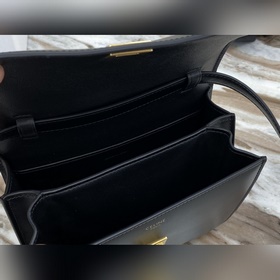 18,5 х 14 х 6 см, новый импортный кожаный чехол, двойные пружинны