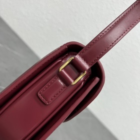 В этом сезоне CE представляет новую сумку Triumph Arch. Эта сумка