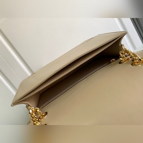 Новинки зимы | Средняя сумка через плечо TRIOMPHE FRAME из кожи б